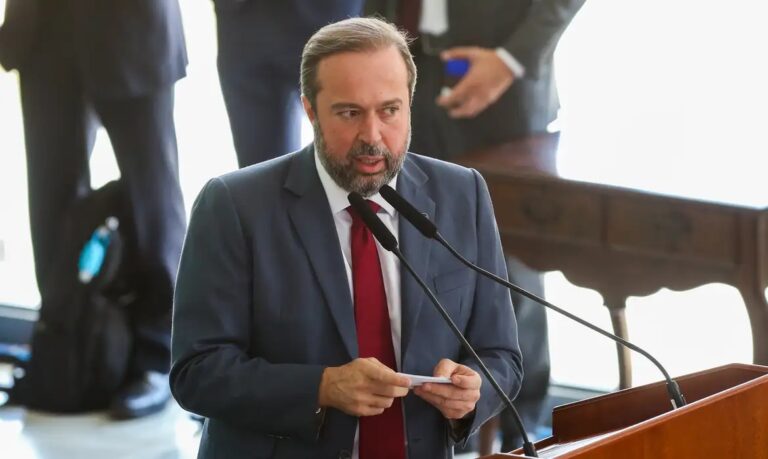 Ministro Alexandre Silveira durante cerimônia no Palácio do Planalto