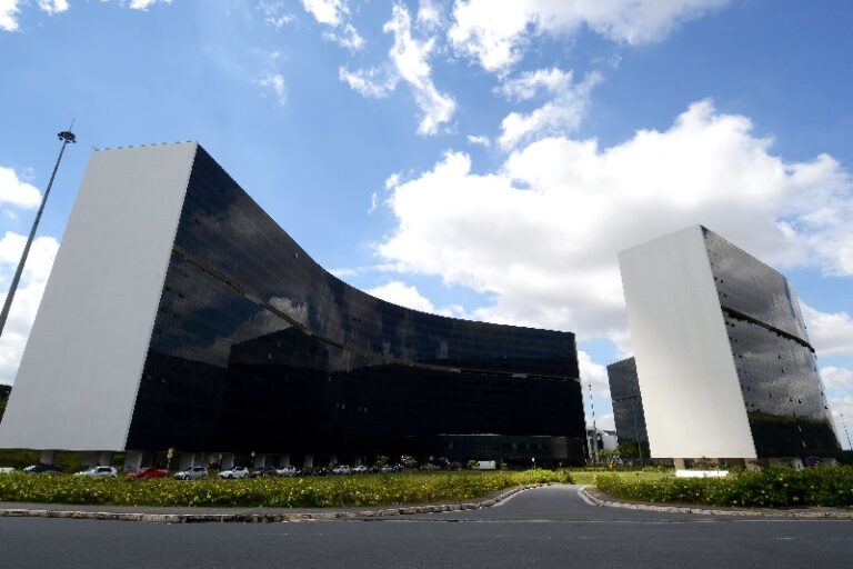 Imagem da fachada da Cidade Administrativa