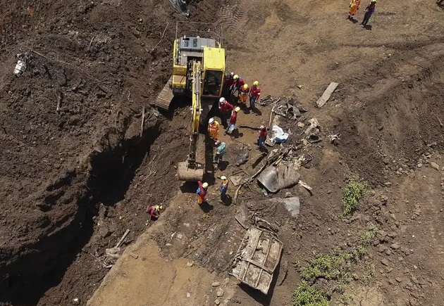 Imagens das buscas do Corpo de Bombeiros por vítimas do rompimento da barragem da Vale