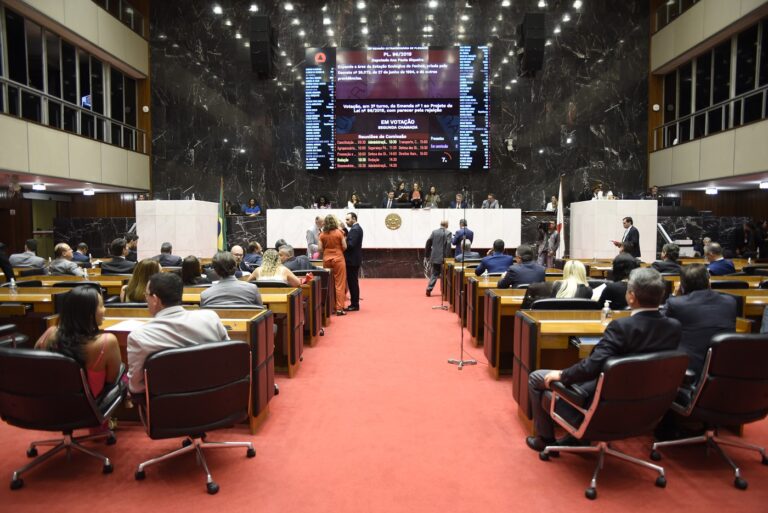 Deputados estaduais da Assembleia Legislativa de Minas Gerais (ALMG) em audiência