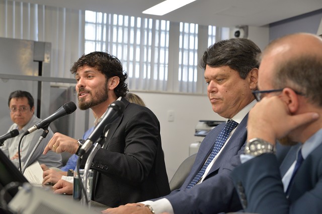 Neste caso, os 10 parlamentares devem começar a votar em bloco nas votações estratégicas e de mais relevância.