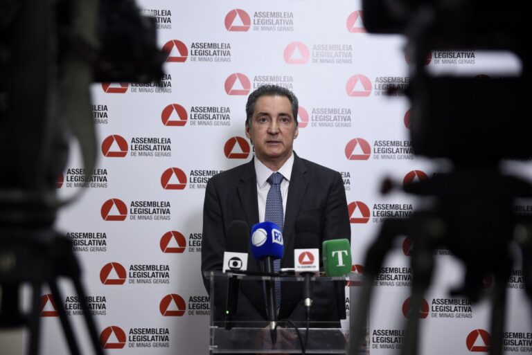 "Se ele (Gustavo Valadares) me ligar, eu nem atendo. Bom pra ele saber como é ficar ligando pra uma pessoa por três dias sem retorno", disse Magalhães, em cena presenciada por vários de deputados e assessores na saída do plenário.