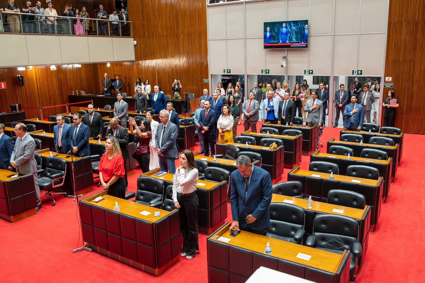 No auge, foram registrados 37 deputados presentes. Destes, 11 eram do bloco de oposição