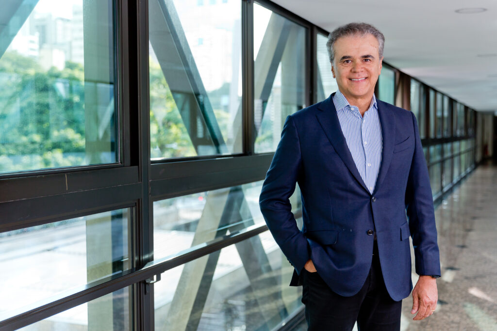 Homem de terno azul com a mão no bolso - presidente do Conselho do Mater Dei