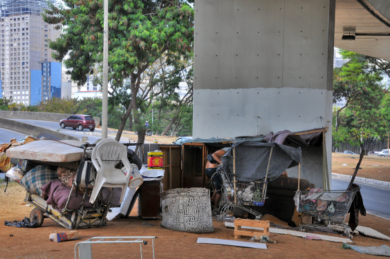 Barraca construída embaixo de viaduto em Belo Horizonte