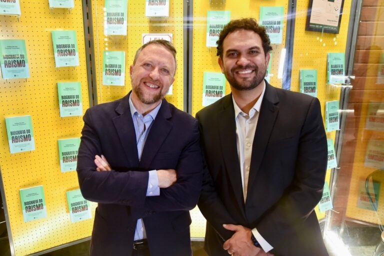 O jornalista e mestre ciência política pelo IESP/UERJ, Tomas Traumann, e o PHD em ciência política e mestre em estatística pela Universidade da Califórnia em Los Angeles (UCLA), Felipe Nunes. Autores do livro Biografia do Abismo