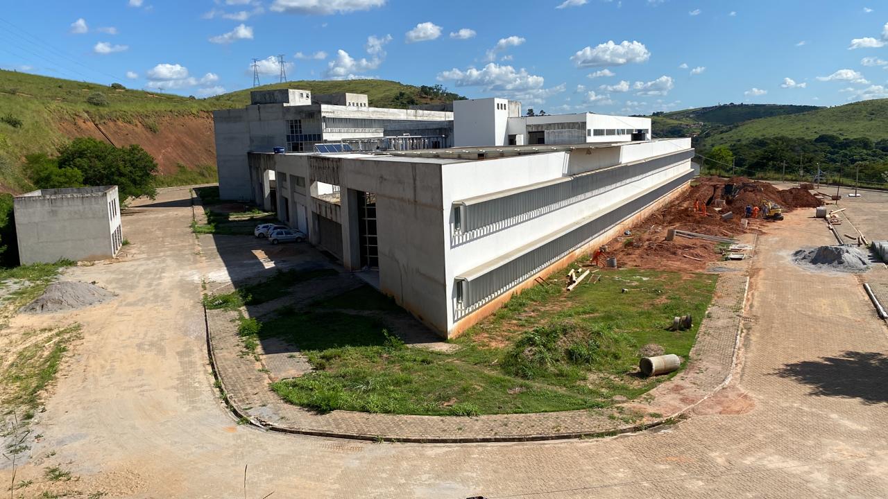 A decisão, feita pelo conselheiro Agostinho Patrus, foi tomada em resposta a uma denúncia de possíveis irregularidades no processo licitatório.
