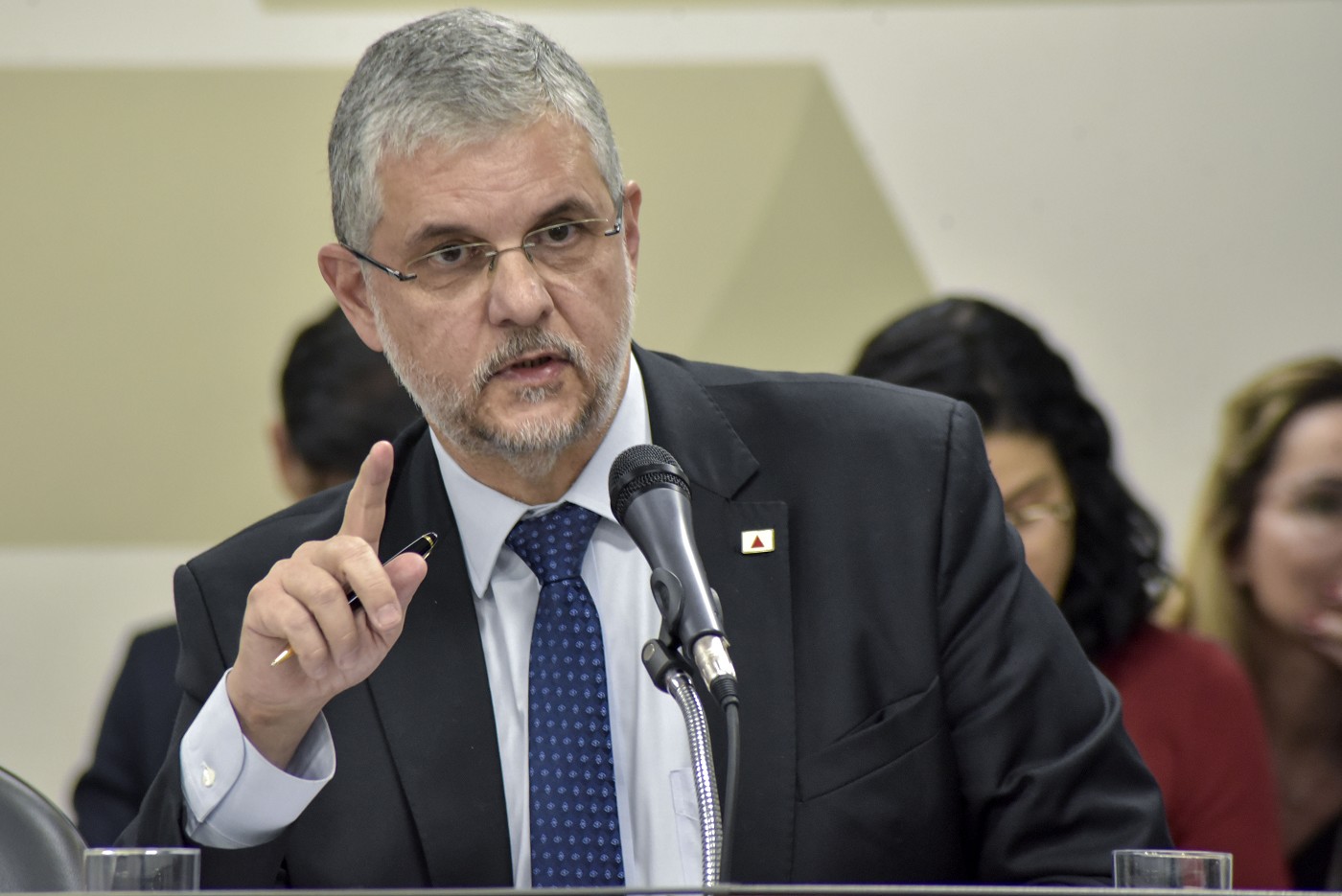 Com a cadeira nos dois conselhos, a remuneração de Barbosa deve voltar a valores próximos do que recebia quando era o titular da Fazenda no Estado.