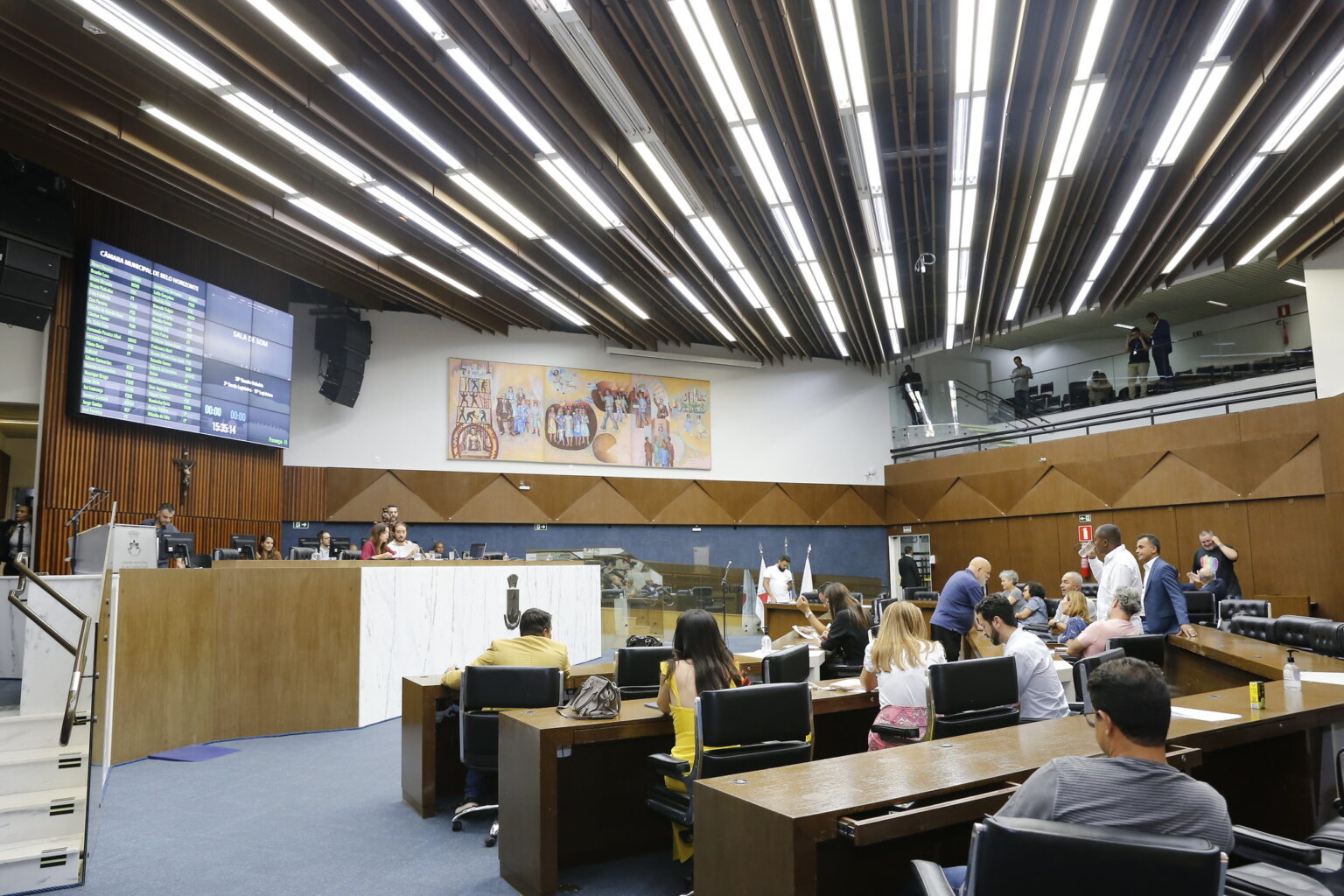 No lugar dos dois vereadores, entram os suplentes Preto (União) e Professora Nara (Rede).