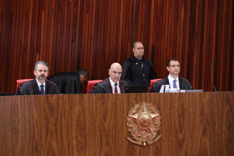 Ou os desembargadores mineiro têm divergências jurídicas muito sérias com os ministros do TSE, ou a Corte eleitoral estadual tem, talvez, errado a mão ao analisar minuciosamente os casos.