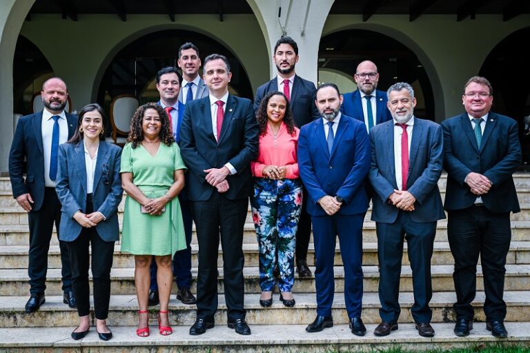 Deputados estaduais se encontram com o senador Rodrigo Pacheco para discutir alternativas do RRF