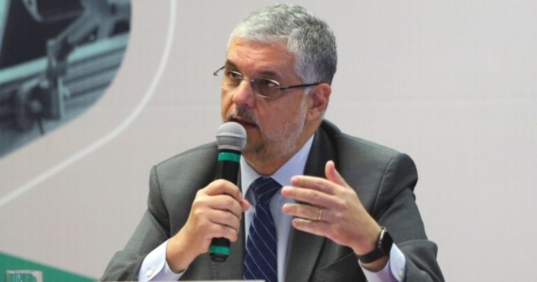 Ex-secretário de Fazenda de Minas Gerais, Gustavo Barbosa, em entrevista coletiva