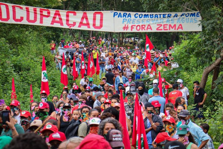 Aproximadamente 500 famílias, coordenadas pelo segmento mulheres sem terra ocupam a fazenda em Lagoa Santa
