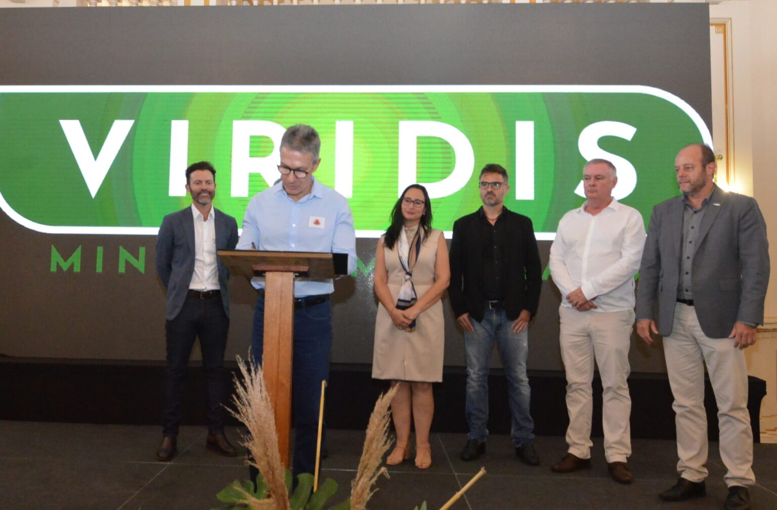 A assinatura de protocolo de investimentos entre o Governo de Minas e a empresa australiana Viridis Mineração e Minerais. Empresa vai investir R$ 1,35 bilhão em Poços de Caldas