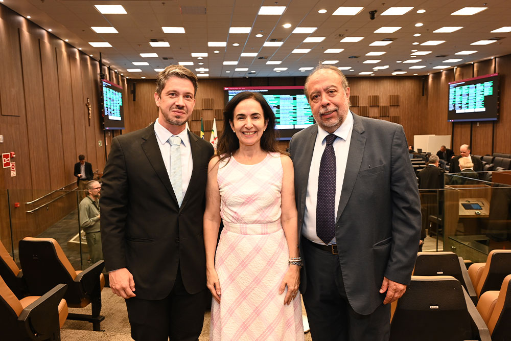 Ombrearam com a Dra. Mônica, Fábio Silveira, advogado valadarense muito articulado junto ao mundo político, e o prestigiadíssimo professor e diretor da Universidade Federal de Minas Gerais (UFMG), Dr. Hermes Guerreiro, jurista e acadêmico dos mais admirados e respeitados em todo o País