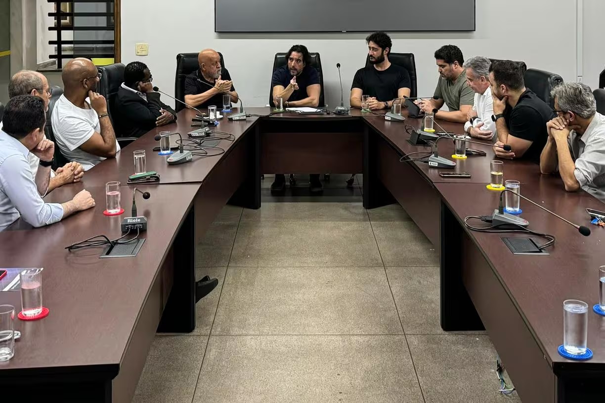 Reunião na Câmara Municipal que terminou com a troca de partido de sete vereadores