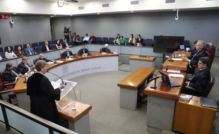 Conselheiros no Tribunal Pleno do TCE-MG durante sessão pra analisar as contas do Governador Romeu Zema (Novo)