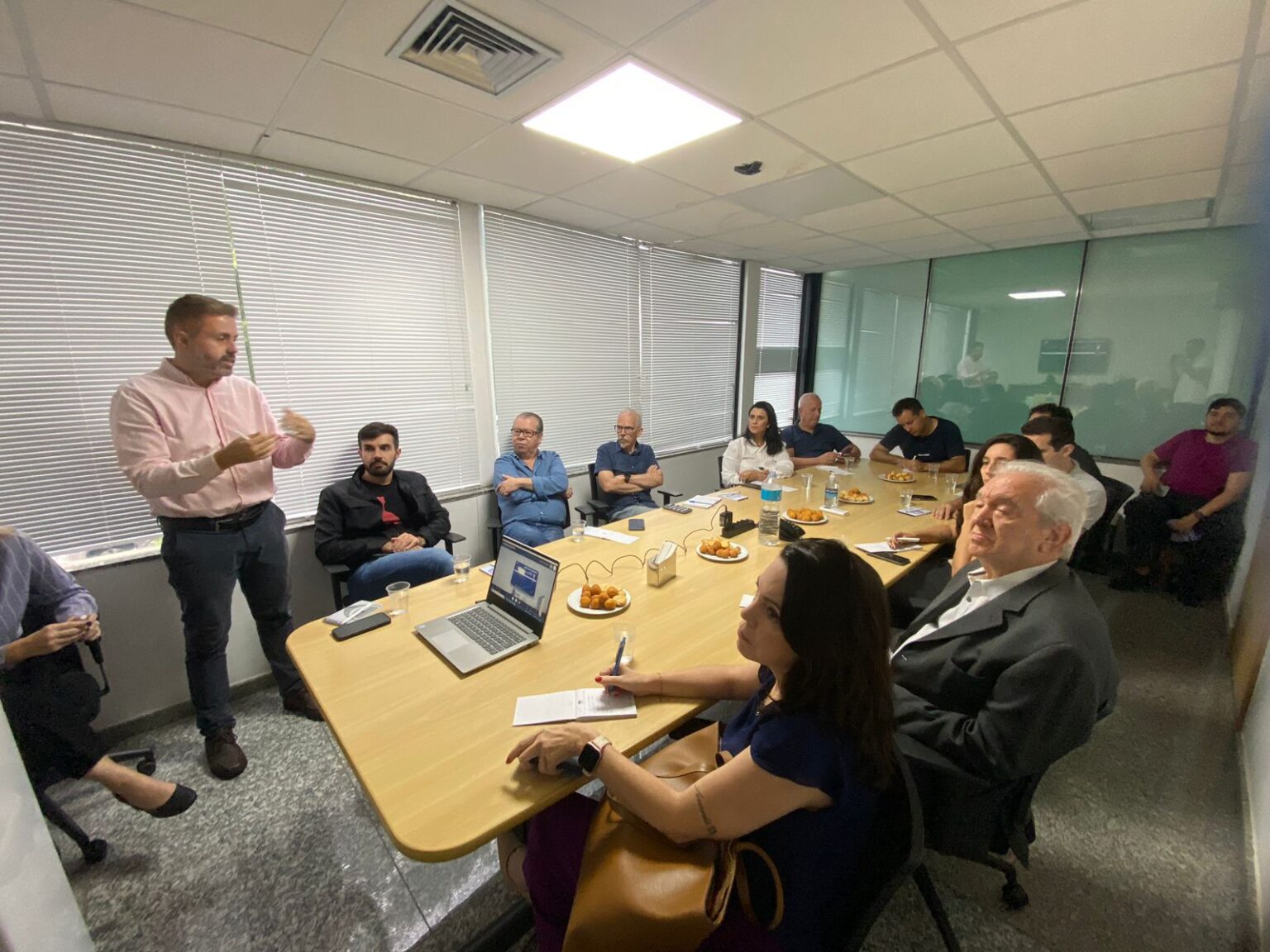 O comunicado sobre a data foi feito na tarde desta terça-feira (26) durante reunião da direção da emissora em Belo Horizonte com representantes de vários pré-candidatos.