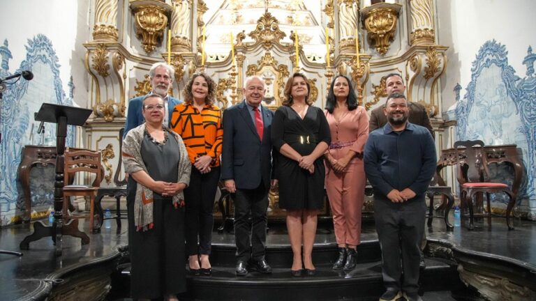 Cerimônia de chegada dos despojos da poeta e heroína mineira, Bárbara Heliodora, Igreja de Nossa Senhora do Carmo, em Ouro Preto