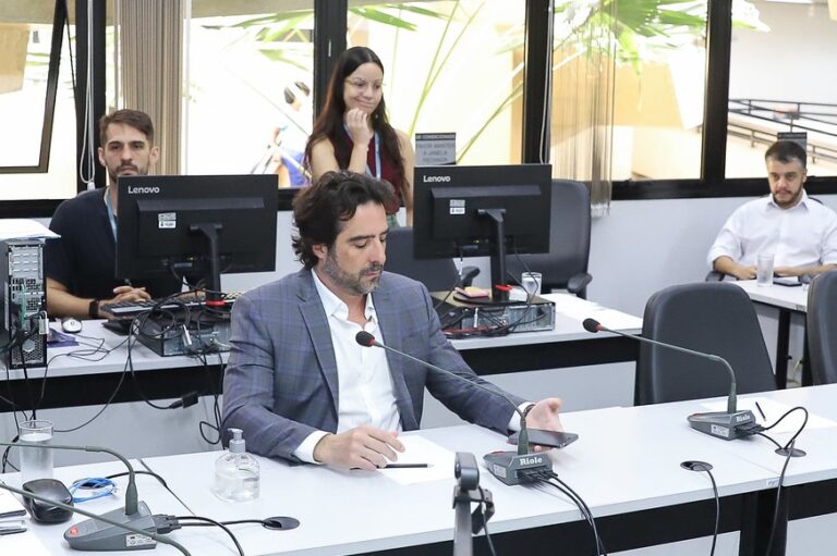Guilherme de Souza Barcelos, atual chefe de gabinete da Presidência, durante reunião na Câmara Municipal