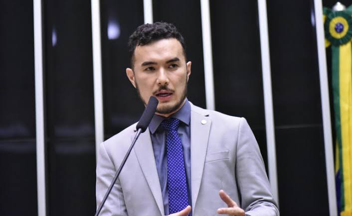 Deputado federal Pedro Aihara durante discurso na Câmara dos Deputados