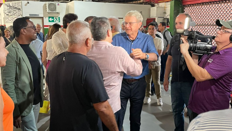 Paulo Brant e Marcio Lacerda se abraçam em lançamento de pré-candidatura do PSB no Mercado Central