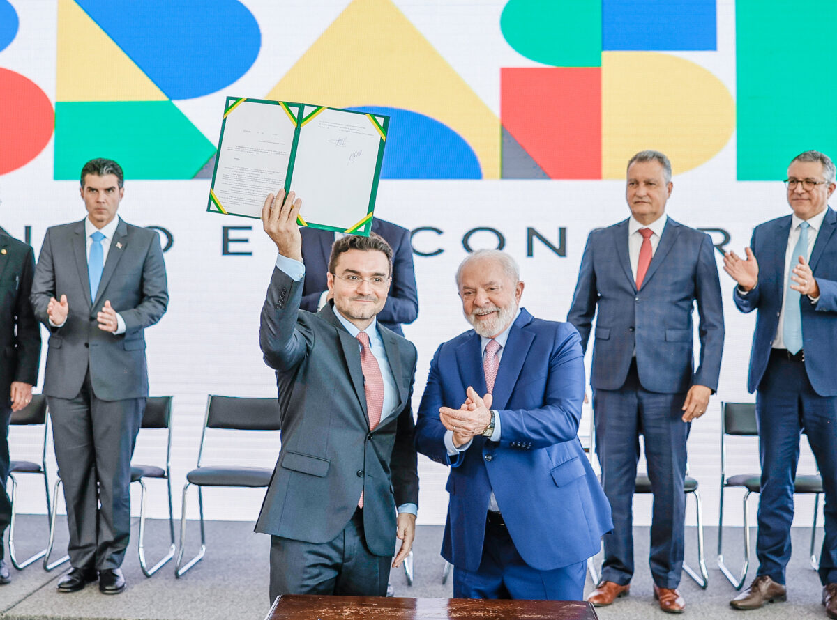 Ministro do Turismo, Celso Sabino, em posse com Lula