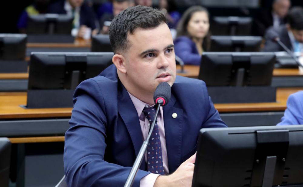 O deputado Junio Amaral em comissão da Câmara