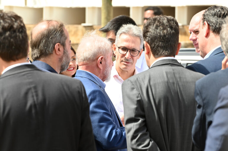O governador de Minas Gerais, Romeu Zema, conversa com o presidente Lula