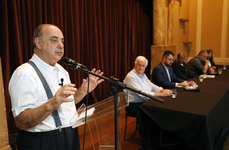 Troca promovida por Josué Valadão (esq.) irritou o Avante