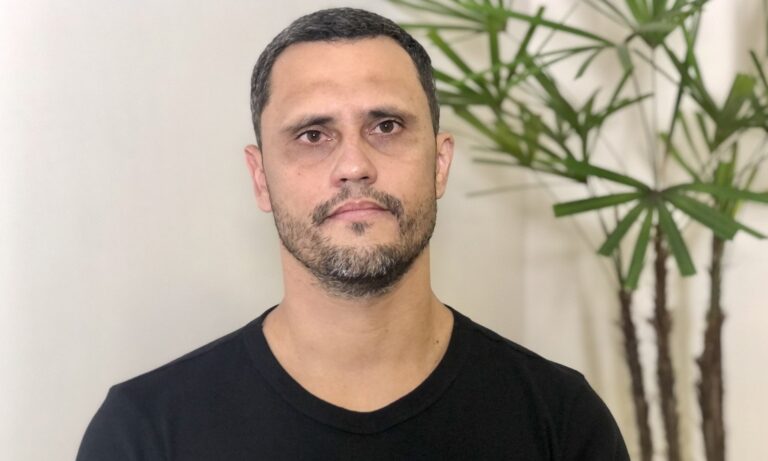 Irmão do senador Cleitinho e prefeito de Divinópolis, Gleidson Azevedo enfrenta grave crise na Saúde