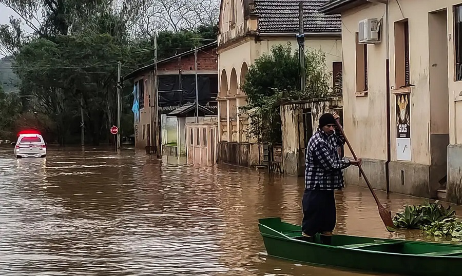 Moradores, forças de segurança e voluntários fazem resgate nas enchentes que atingem o Rio Grande do Sul