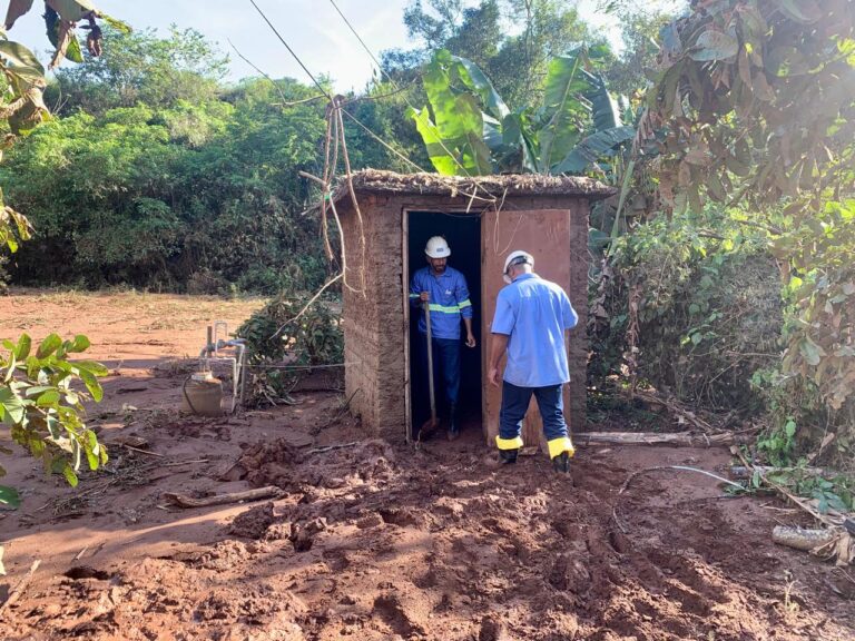 Equipe da Copasa atuam na recuperação de postos de abastecimento no RS