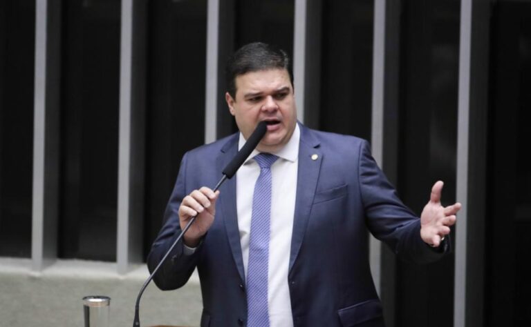 Bruno Farias no plenário da Câmara