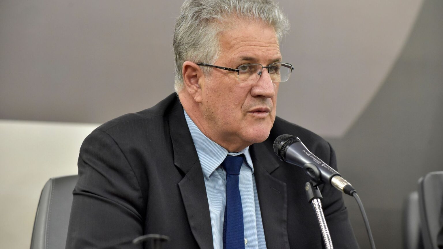 João Leite discursa durante evento na Assembleia Legislativa.