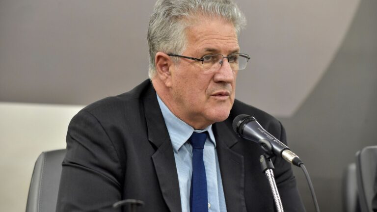João Leite discursa durante evento na Assembleia Legislativa.