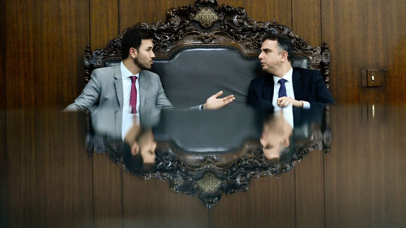 Tadeu Martins Leite e Rodrigo Pacheco são fotografados durante reunião.