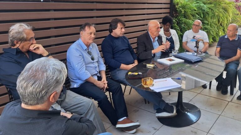 Foto mostra reunião a respeito da refundação do PTB