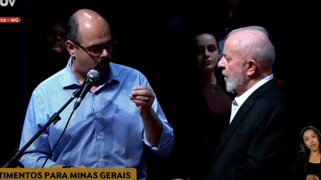 Quando Simões foi anunciado como orador, houve protestos. Lula, então, se levantou do assento que ocupava e cobrou respeito. Foto: Reprodução