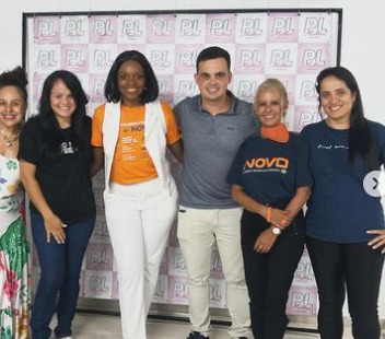 Flávia e Junio Amaral, ao centro: a aposta de PL e Novo em Contagem. Foto: Reprodução