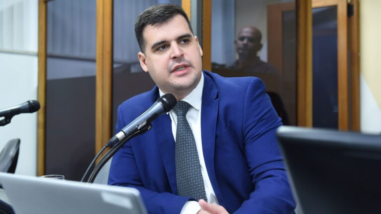 O deputado Bruno Engler, durante audiência na CCJ da Assembleia
