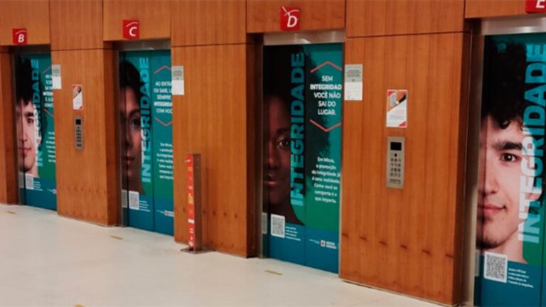 Foto mostra elevadores de prédio da Cidade Administrativa