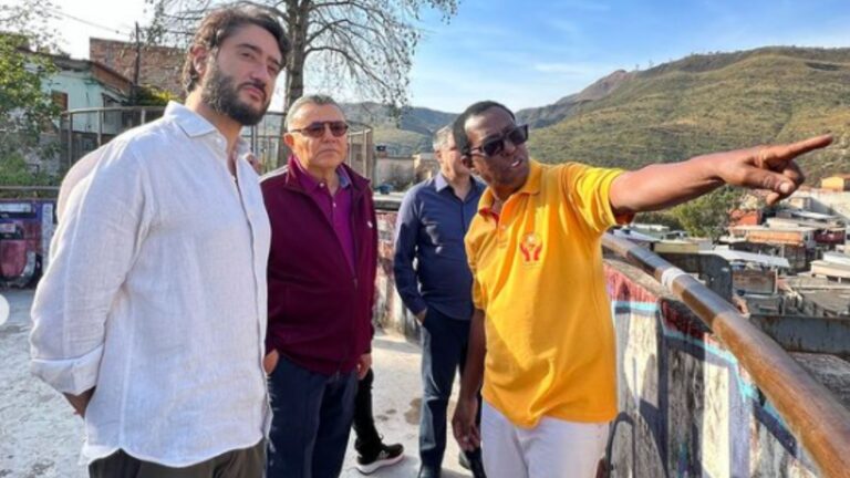 Recepcionados pelo vereador Gilson Guimarães, Gabriel, Siqueira, Brant e Noraldino visitam o Aglomerado da Serra.