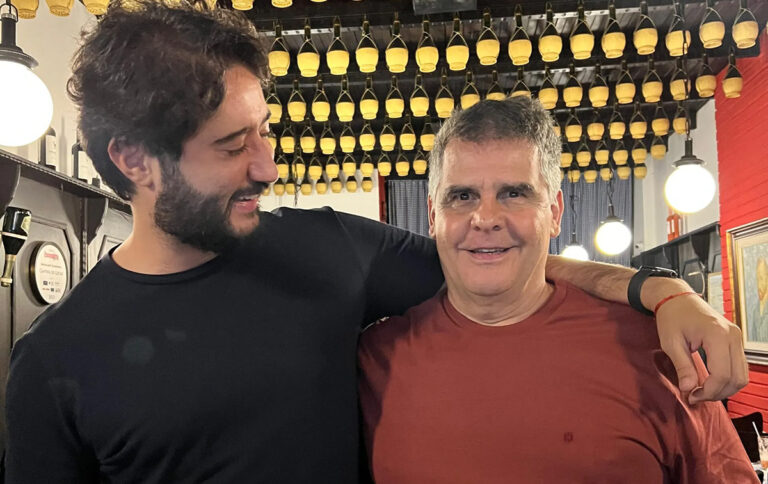 Gabriel Azevedo ao lado de Paulo Brant