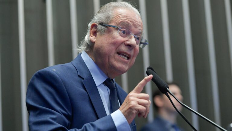 José Dirceu discursa durante evento no Senado Federal