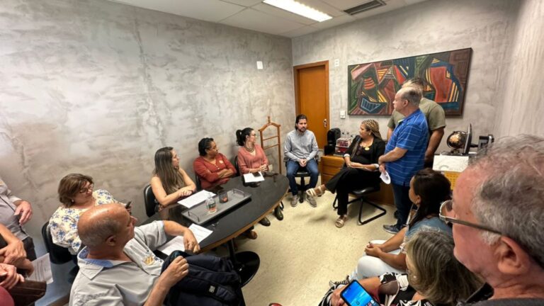 Foto mostra reunião entre representantes de sindicatos e o deputado Zé Laviola