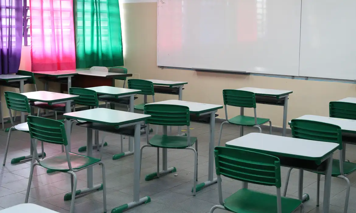 ´Prefeitura informou que mantém 3.360 profissionais contratados pela MGS, denominados Auxiliares de Apoio ao Educando (AAE), para atuar sob orientação dos professores. Foto: Agência Brasil
