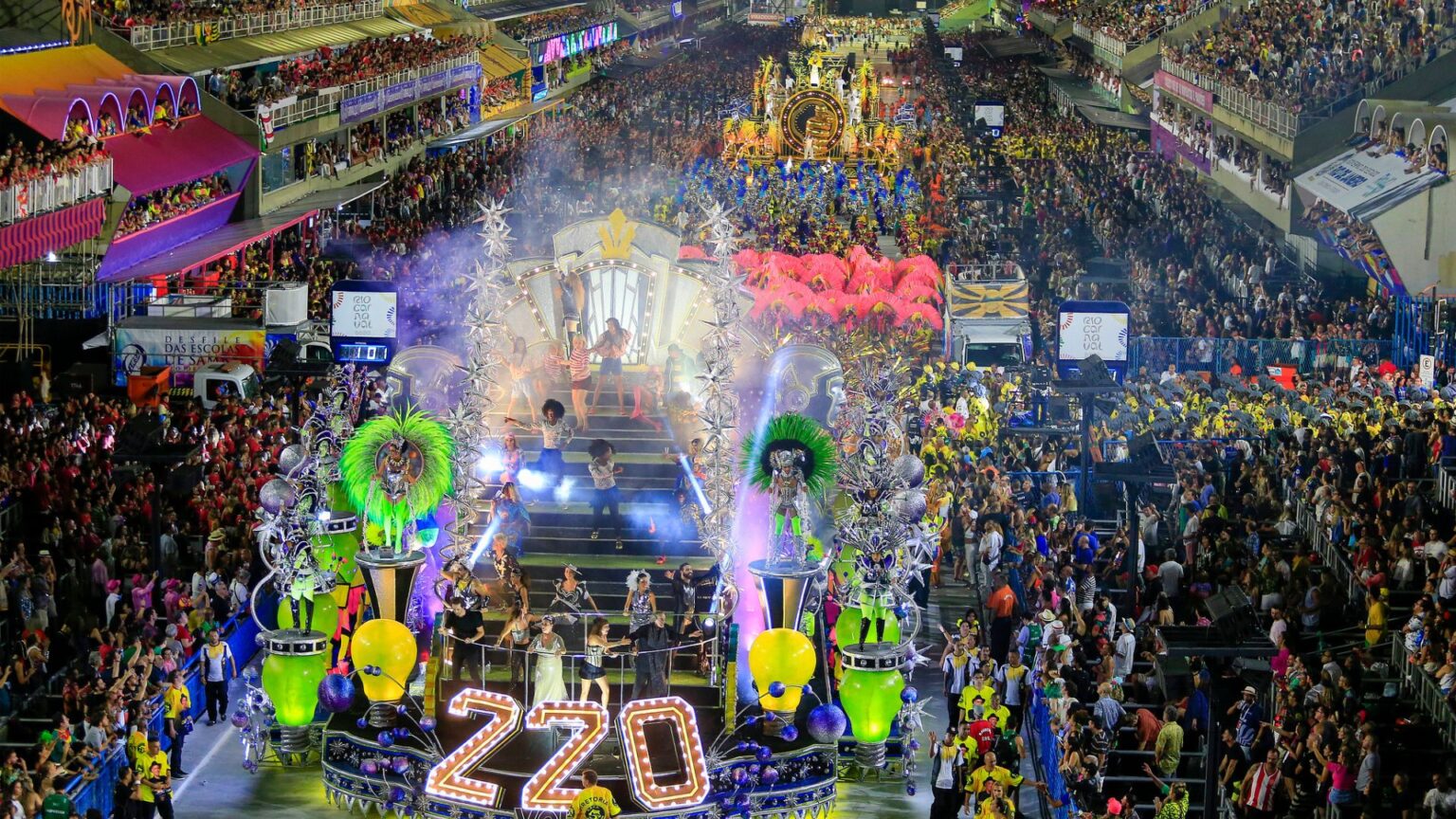 Foto mostra o desfile de 2022 da São Clemente, sobre Paulo Gustavo
