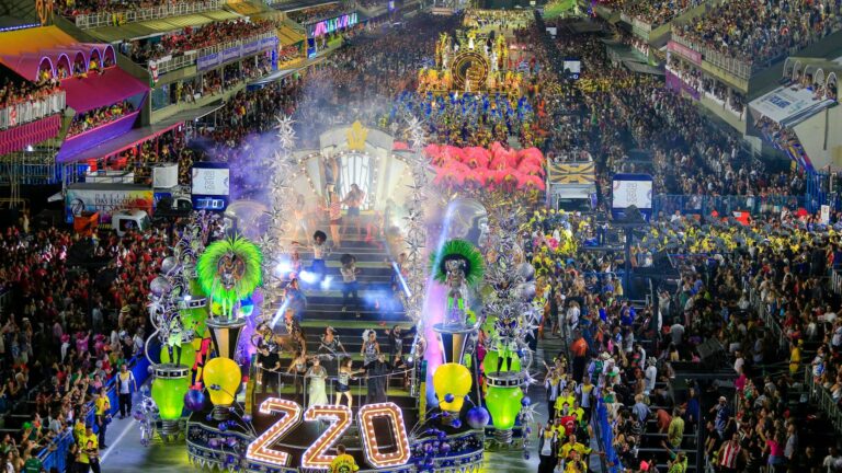Foto mostra o desfile de 2022 da São Clemente, sobre Paulo Gustavo
