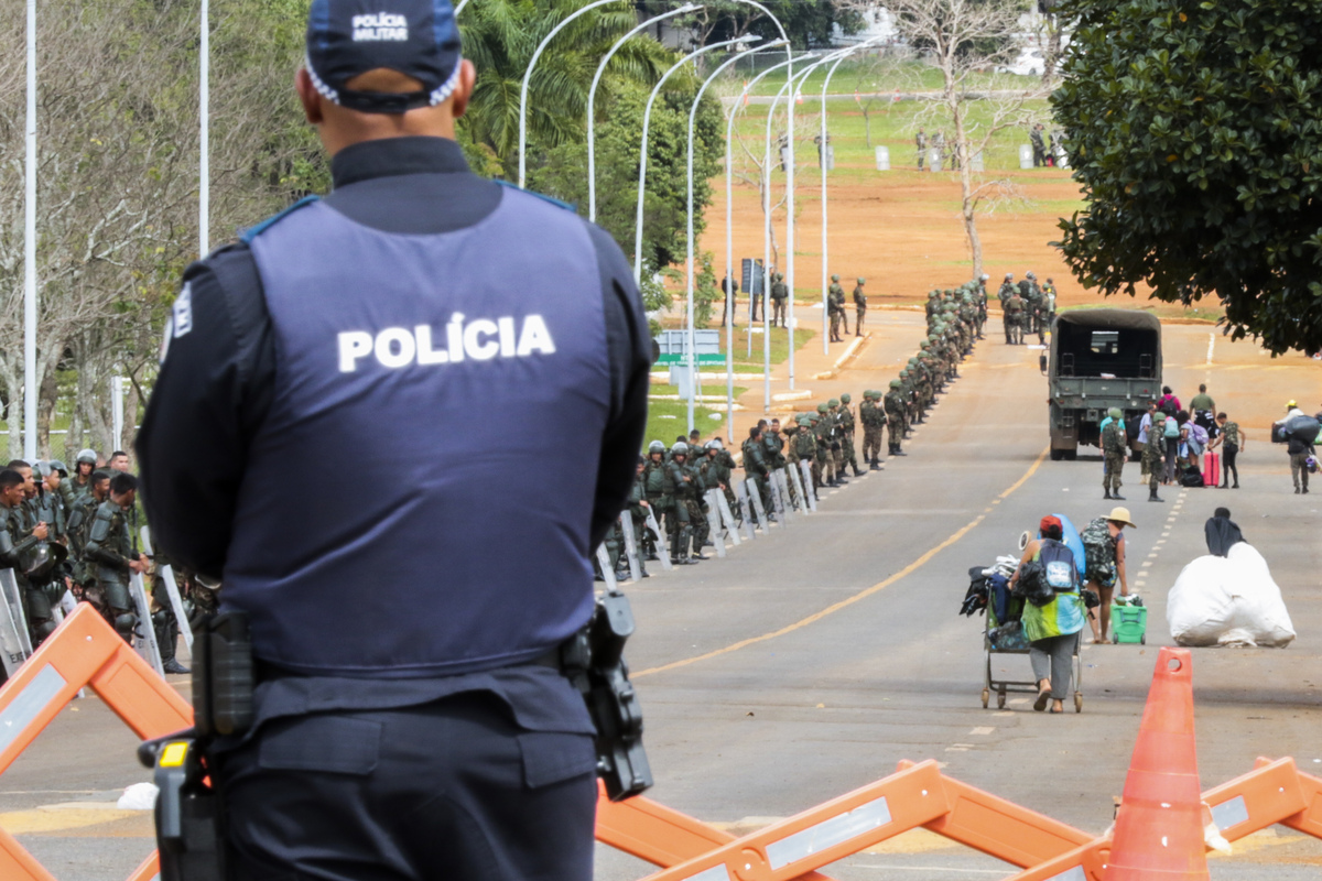 Polícia e militares se concentram na frente do QG do Exército para desmontar acampamento bolsonarista em 09.jan.2023